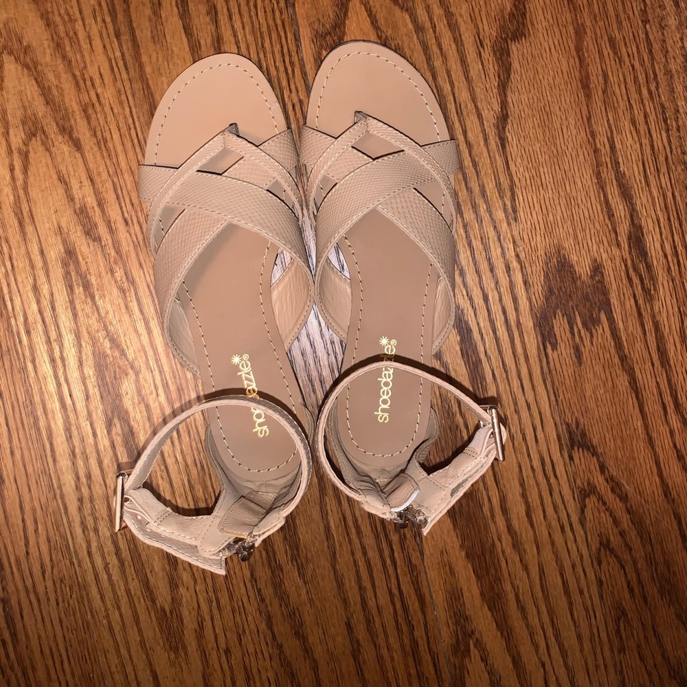NWOT ShoeDazzle Julie Tan Flat Sandal